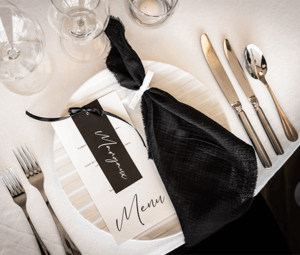 Une jolie table de mariage en noir et blanc