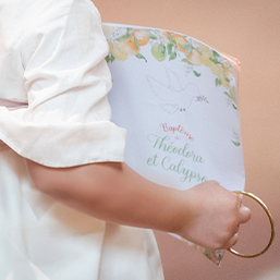 Lire la suite à propos de l’article Livret de messe baptême personnalisé : un détail essentiel pour une cérémonie inoubliable